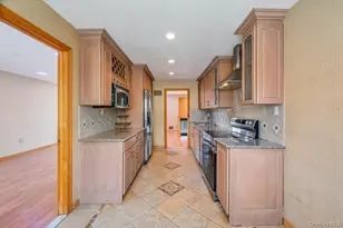 2 Valley Greens Dr, Woodmere, NY 11581 - Photo 17