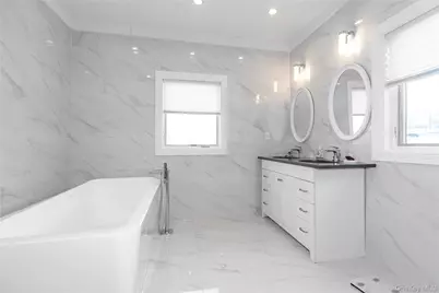 66 Essex Road, Great Neck, NY 11023 - Photo 21