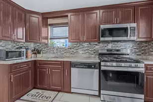 240-15 Mayda Rd, Rosedale, NY 11422 - Photo 9