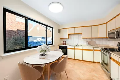 27 Bond Street #B, Great Neck, NY 11021 - Photo 5