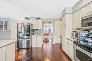 10 Alpine Ct, Smithtown, NY 11787 - Photo 15