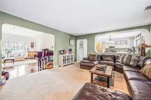 10 Alpine Ct, Smithtown, NY 11787 - Photo 11