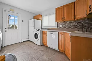 190 Meridian Rd, Levittown, NY 11756 - Photo 15