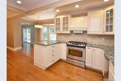 25 Gaynor Avenue, Manhasset, NY 11030 - Photo 9