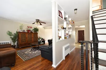 39 Greentree Road, Mineola, NY 11501 - Photo 5