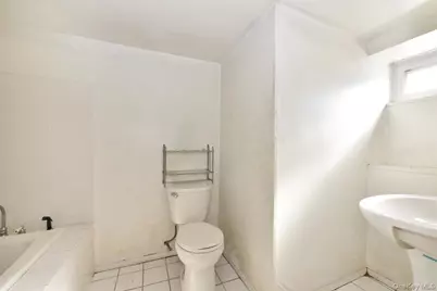 39 Greentree Road, Mineola, NY 11501 - Photo 19