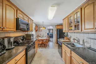 924 S 4th St, Lindenhurst, NY 11757 - Photo 15