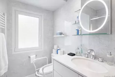 890 Thompson Drive, Bay Shore, NY 11706 - Photo 17