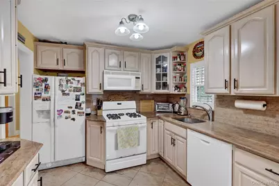 122 Laurel Drive, New Hyde Park, NY 11040 - Photo 9