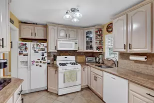 122 Laurel Dr, New Hyde Park, NY 11040 - Photo 9