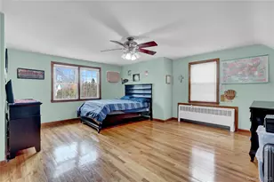 122 Laurel Dr, New Hyde Park, NY 11040 - Photo 15