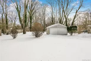 360 S Country Rd, Brookhaven, NY 11719 - Photo 37