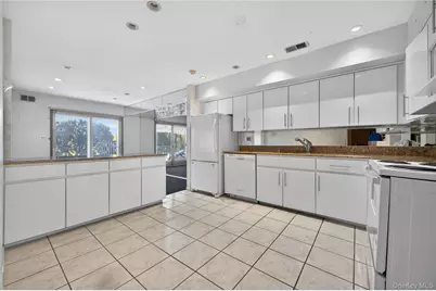 61 Estate Court #61, Woodbury, NY 11797 - Photo 5