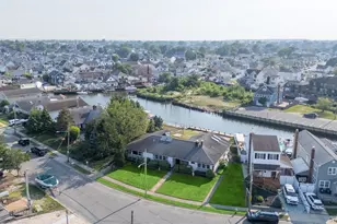 2436 Hempstead Ln, Wantagh, NY 11793 - Photo 3