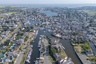 2436 Hempstead Ln, Wantagh, NY 11793 - Photo 41