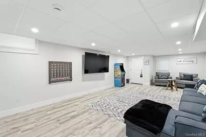 100 Manor Lane, Riverhead, NY 11901 - Photo 17