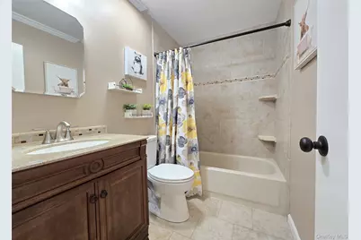 392 Clubhouse Court, Coram, NY 11727 - Photo 9