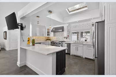 11 Juneau Boulevard, Woodbury, NY 11797 - Photo 15