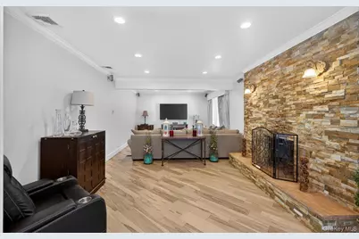 11 Juneau Boulevard, Woodbury, NY 11797 - Photo 7