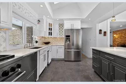 11 Juneau Boulevard, Woodbury, NY 11797 - Photo 17