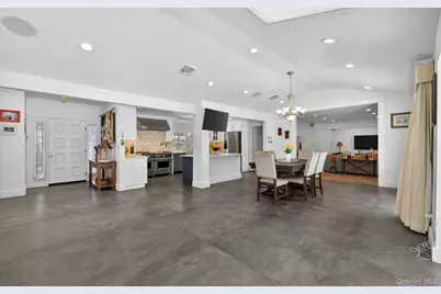 11 Juneau Boulevard, Woodbury, NY 11797 - Photo 13