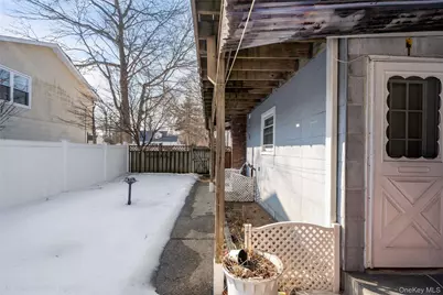 1093 Oakneck Road, Bay Shore, NY 11706 - Photo 5