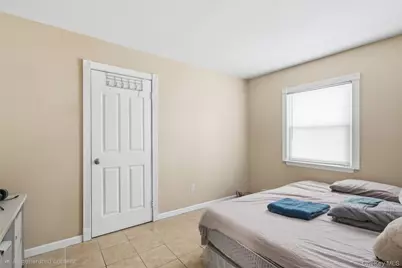 1093 Oakneck Road, Bay Shore, NY 11706 - Photo 17