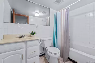 45-21 Iris Lane, Great Neck, NY 11020 - Photo 9