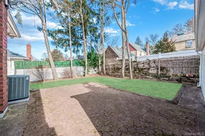 45-21 Iris Lane, Great Neck, NY 11020 - Photo 13