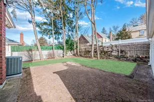 4521 Iris Ln, Great Neck, NY 11020 - Photo 13