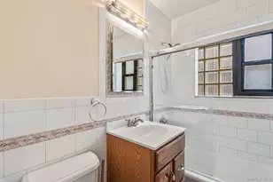 2 Town House Pl, Great Neck, NY 11021 - Photo 11