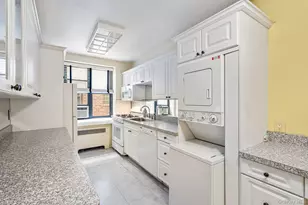 2 Town House Pl, Great Neck, NY 11021 - Photo 9