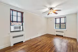 2 Town House Pl, Great Neck, NY 11021 - Photo 5