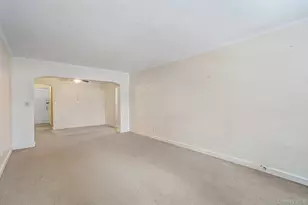 2 Town House Pl, Great Neck, NY 11021 - Photo 3