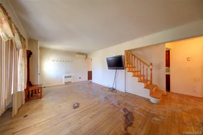 984 Shelburne Drive, Franklin Square, NY 11010 - Photo 5