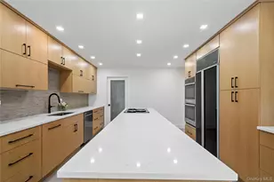 16 Pony Cir, Roslyn Heights, NY 11577 - Photo 9