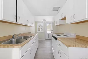 247 Main St, Center Moriches, NY 11934 - Photo 31