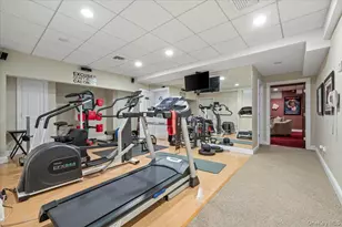 44 Legends Cir, Melville, NY 11747 - Photo 33