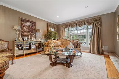 44 Legends Circle, Melville, NY 11747 - Photo 17