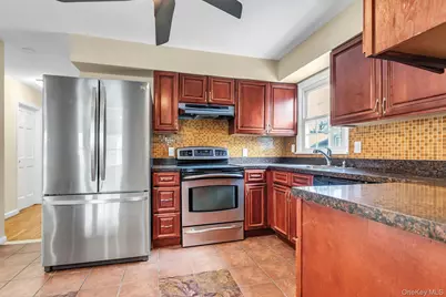 21 Cochran Place, Valley Stream, NY 11581 - Photo 7