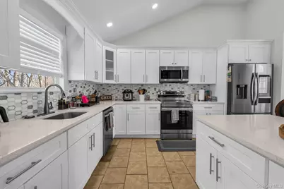 19 Summit, Farmingville, NY 11738 - Photo 5