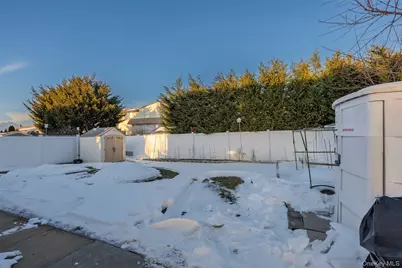 612 N Broome Avenue, Lindenhurst, NY 11757 - Photo 27