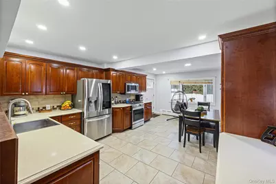 612 N Broome Avenue, Lindenhurst, NY 11757 - Photo 5