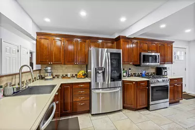 612 N Broome Avenue, Lindenhurst, NY 11757 - Photo 3