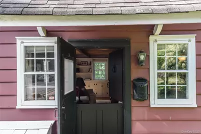 95 E Broadway, Roslyn, NY 11576 - Photo 23