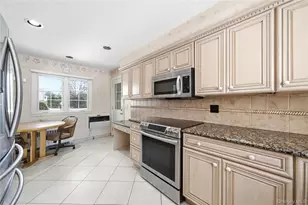 38 Bradish Ln, Bay Shore, NY 11706 - Photo 15