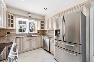 38 Bradish Ln, Bay Shore, NY 11706 - Photo 13