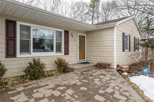 8 Shelley Ct, Middle Island, NY 11953 - Photo 3