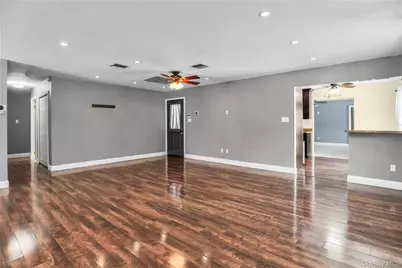 11 Onyx N Dr, Stony Brook, NY 11790 - Photo 5