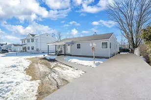 22 Eisenhower Ave, Brentwood, NY 11717 - Photo 3